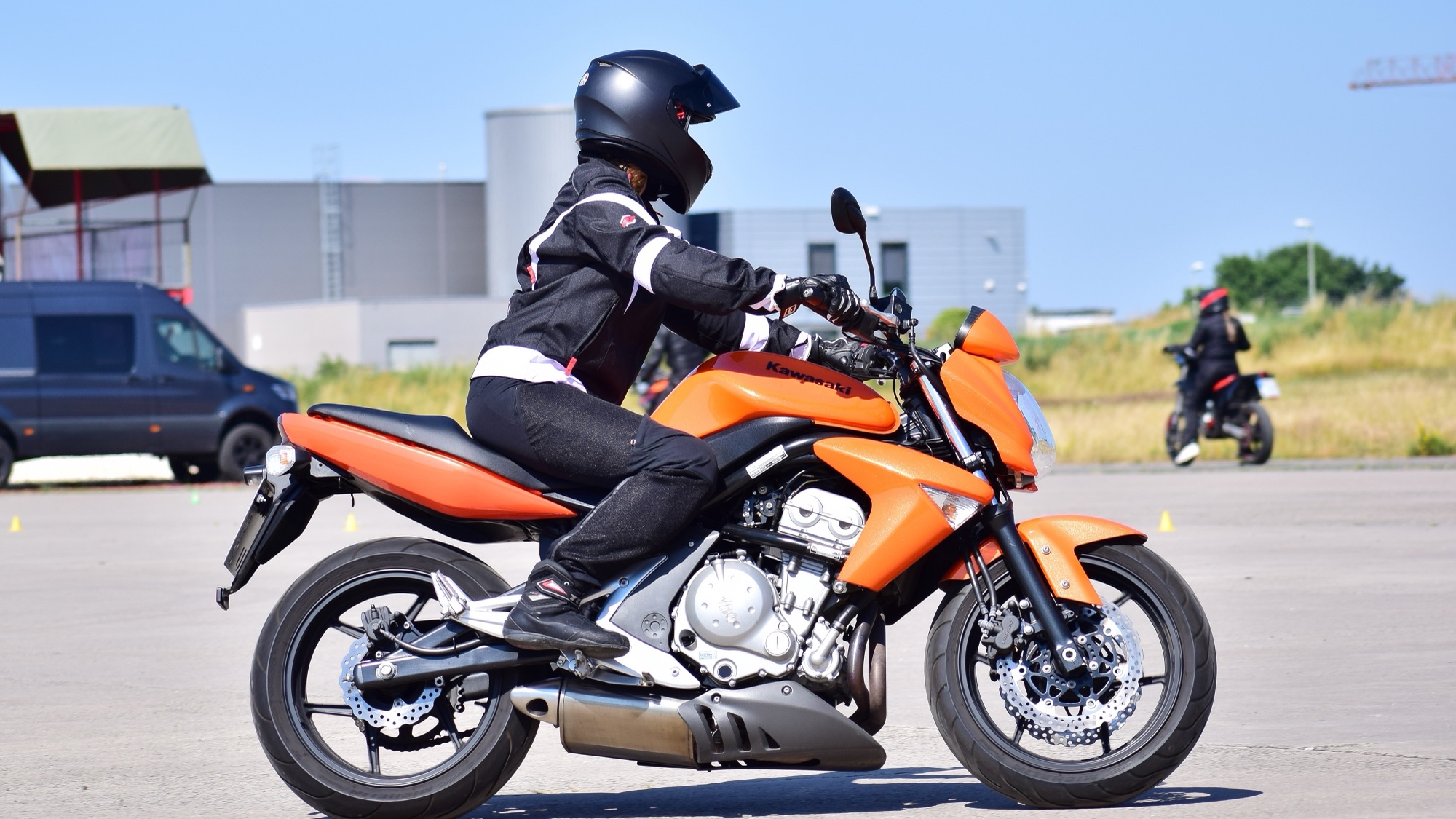 Motorradtraining von kurven.schule® — Fahrer in Schräglage auf abgesperrtem Gelände